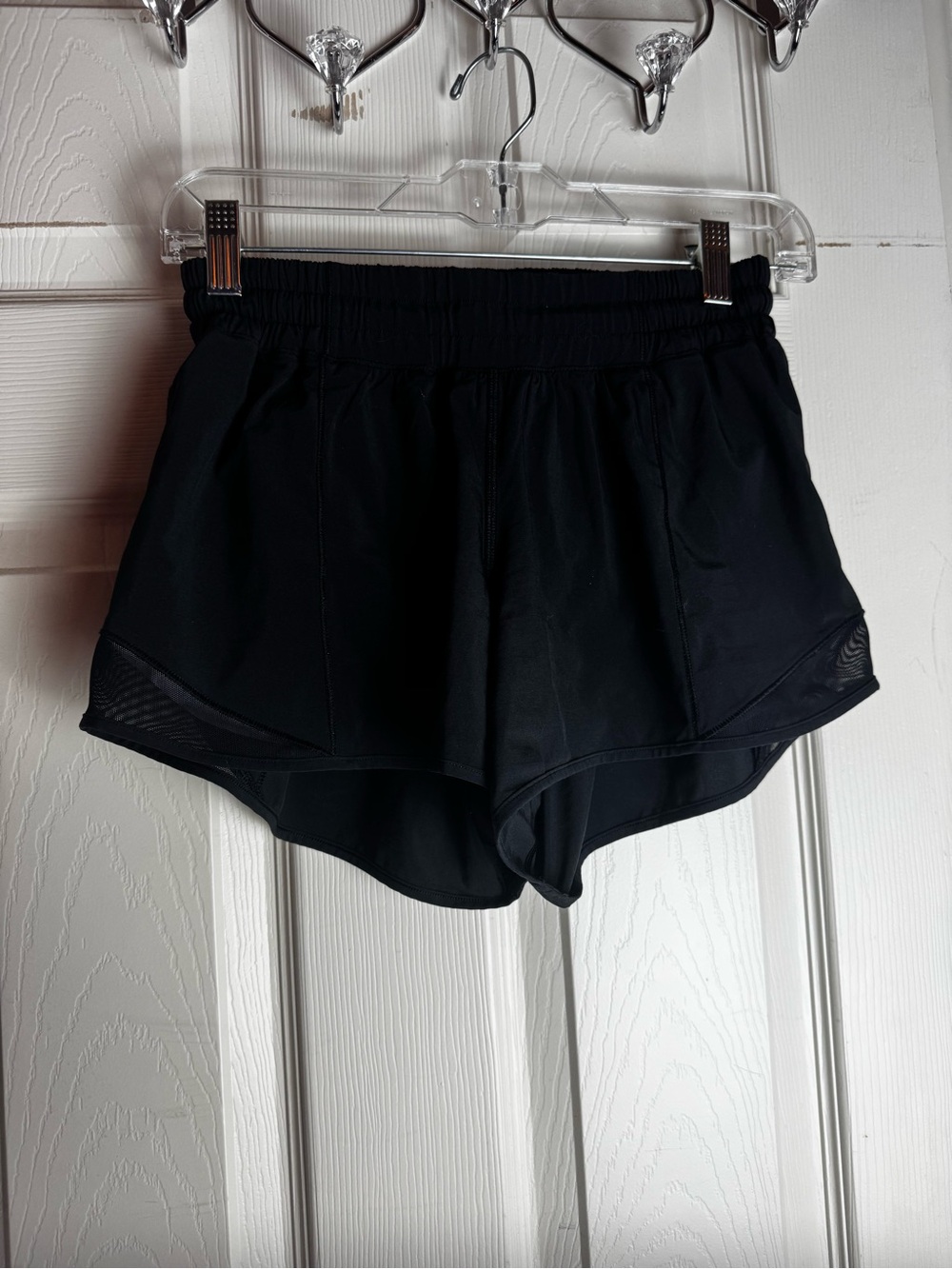 Lululemon women’s black Hotty hot high rise 6